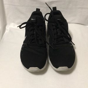 Women’s Nike Running Shoe, Pre-owned size 9.5